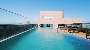 Piscina externa, espreguiçadeiras