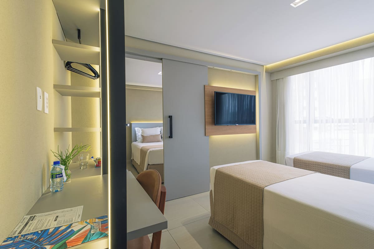 Quadruplo Familia | Premium bedding, pillowtop beds, in-room safe, desk