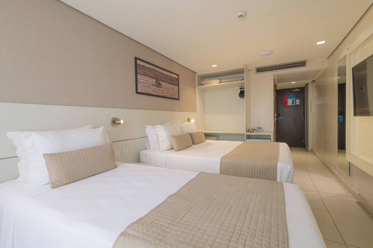 Triplo Casal Frente | Premium bedding, pillowtop beds, in-room safe, desk