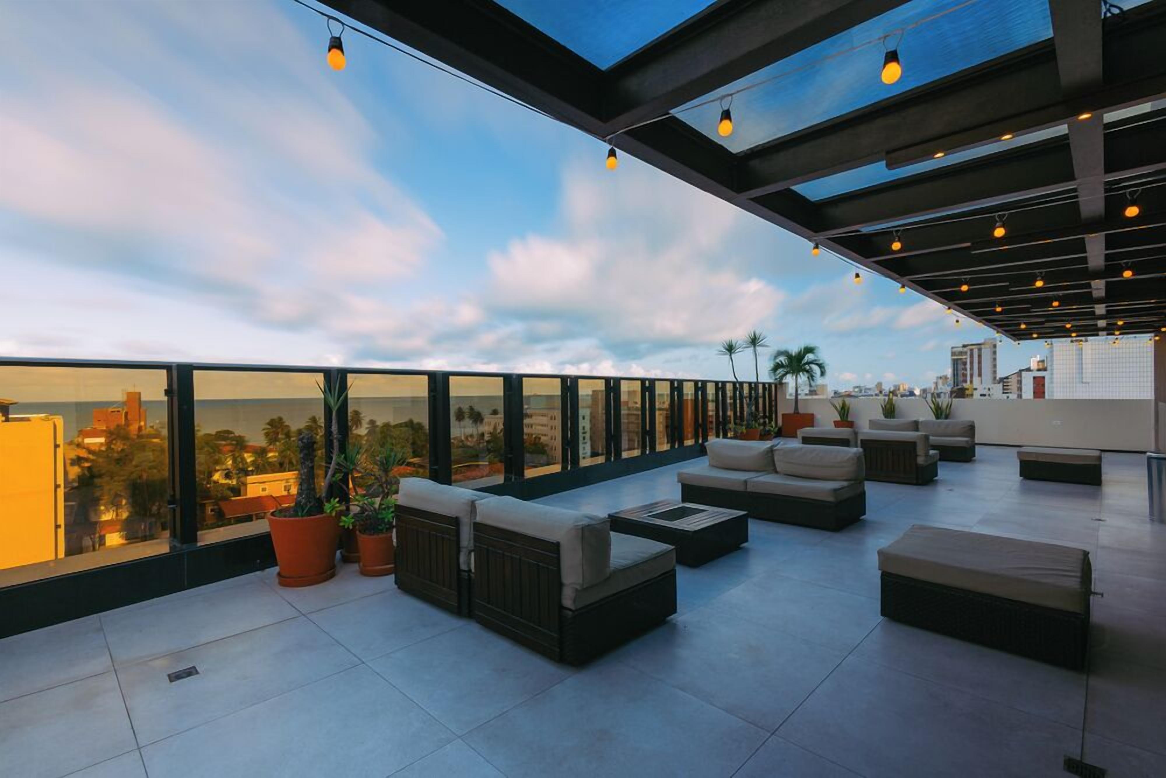 4 bares/lounges, bar ao lado da piscina