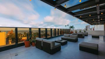 4 bares/lounges, bar ao lado da piscina