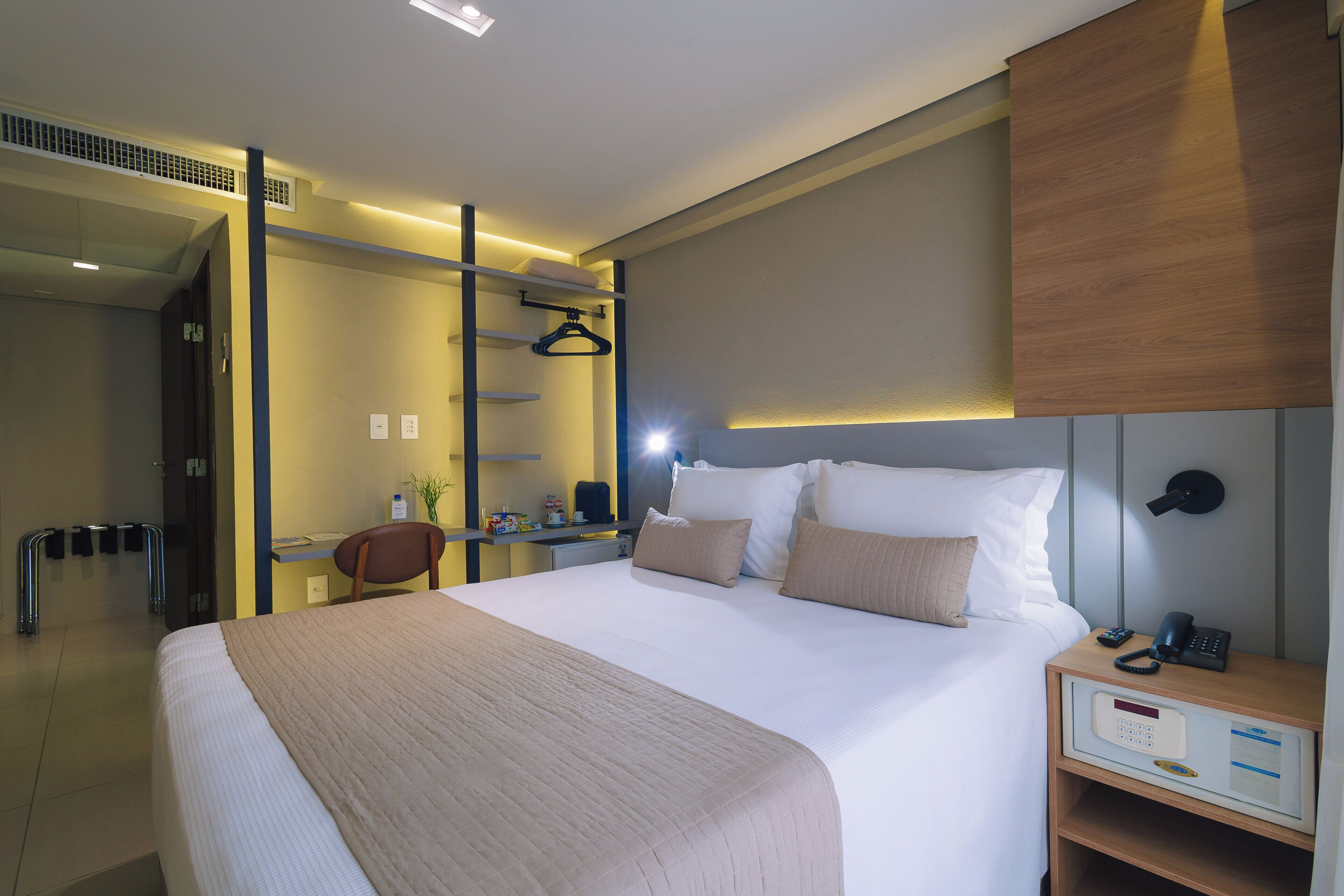 Quadruplo Familia | Premium bedding, pillowtop beds, in-room safe, desk