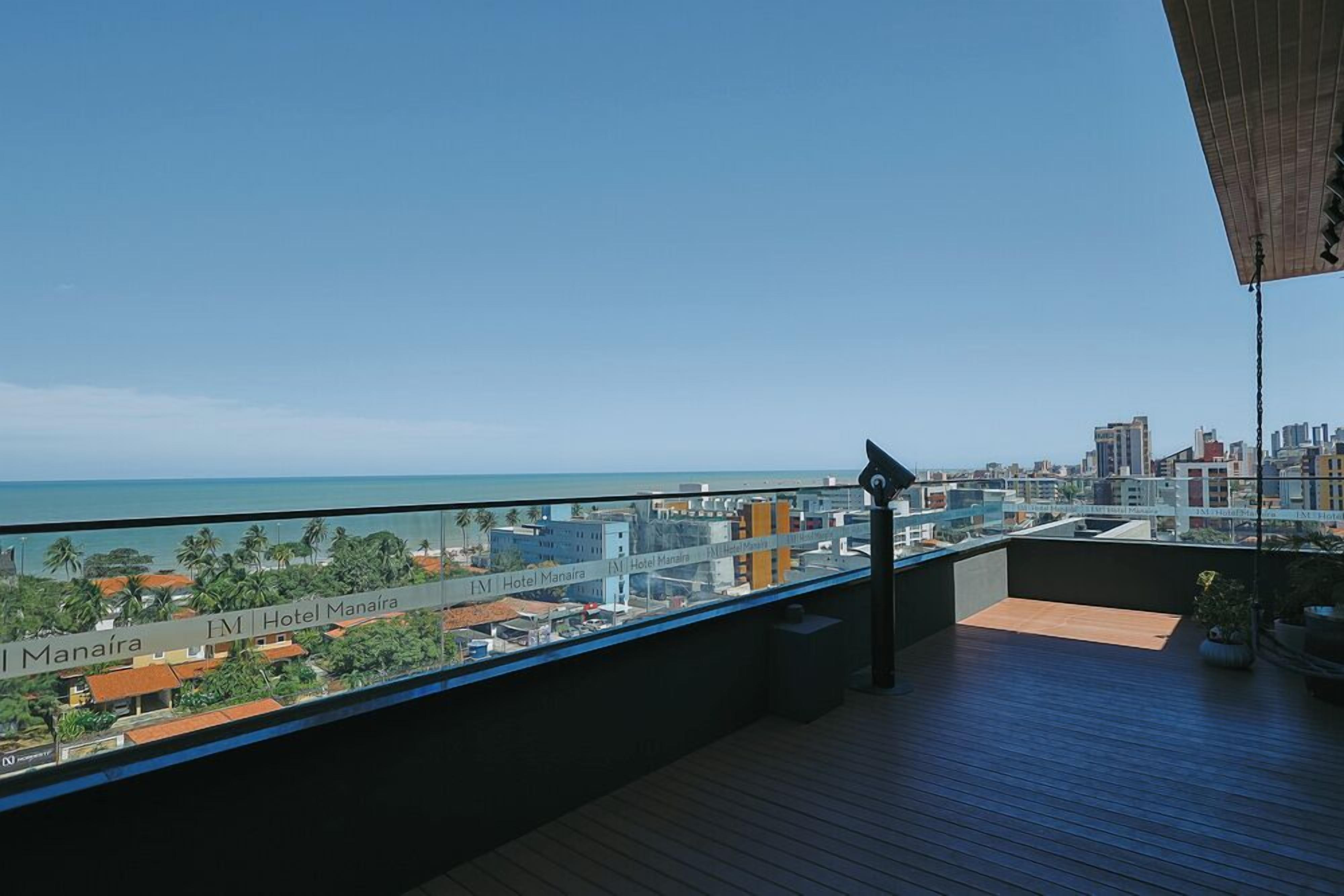 Una terraza en la azotea con vistas a la ciudad y al océano.