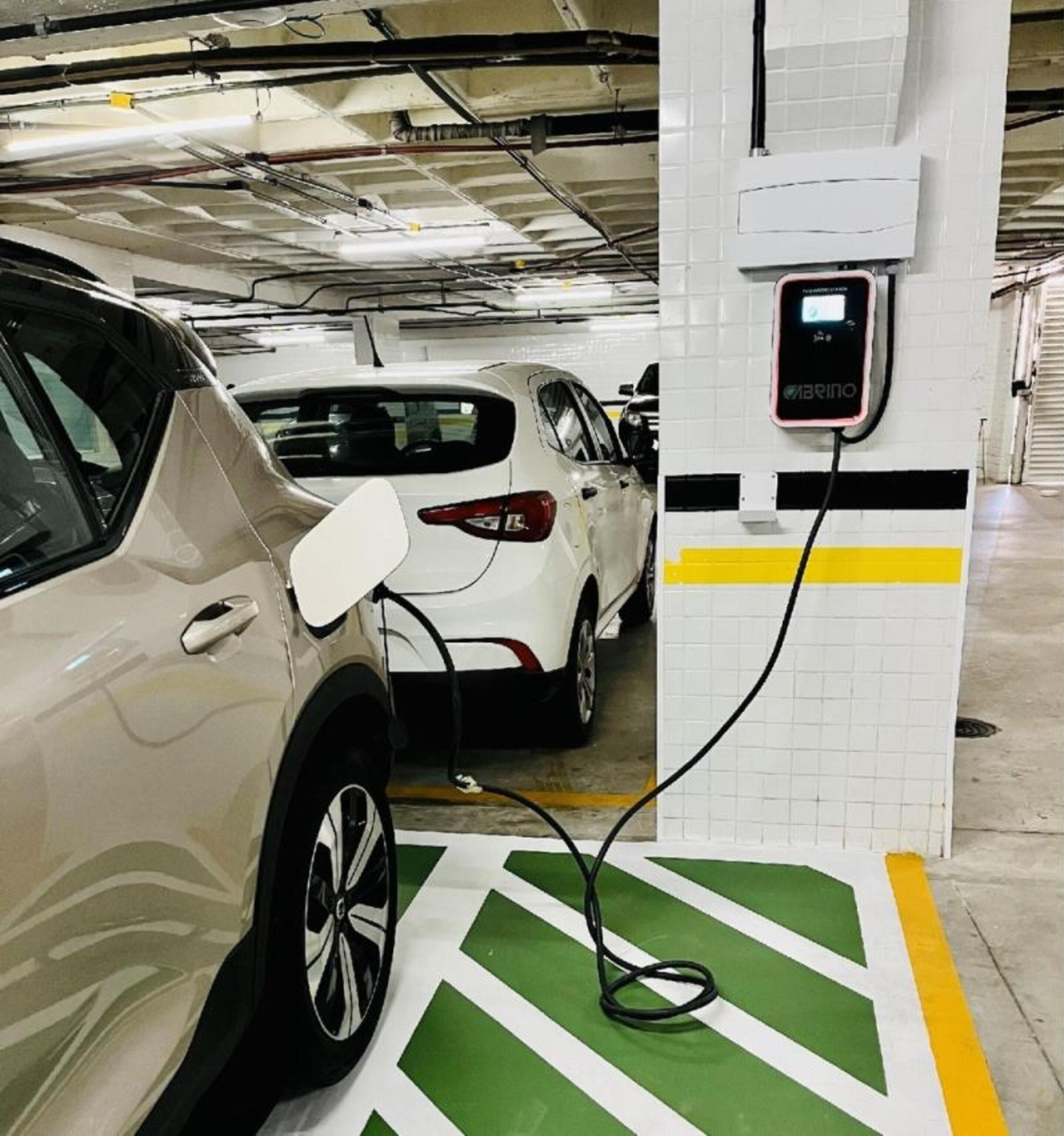 Un aparcamiento con estaciones de carga para vehículos eléctricos.
