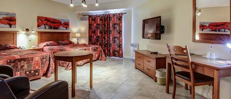 Quarto de hotel com duas camas, uma escrivaninha, uma cadeira, uma mesa, um espelho e obras de arte nas paredes.