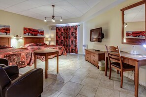 Superior Room, 2 Queen Beds | Desk, iron/ironing board, free WiFi, bed sheets - Motel Roberval (Roberval)