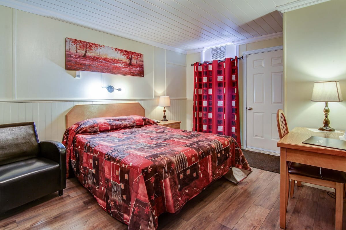 Standard Room, 1 Queen Bed | Desk, iron/ironing board, free WiFi, bed sheets