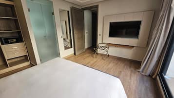 Executive Suite | 1 bedroom, premium bedding, pillowtop beds, in-room safe