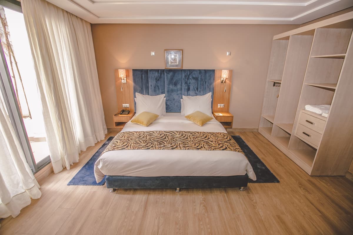 luxury suite | 1 bedroom, premium bedding, pillow-top beds, in-room safe