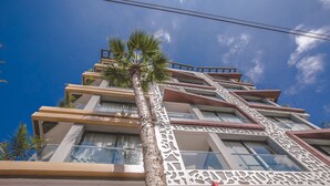 A multi-story hotel with a modern architectural design, featuring balconies and large windows. - DownTown Hotel Maârif Casablanca By TSA (Casablanca)