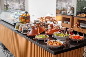 Petit déjeuner buffet servi tous les jours en supplément
