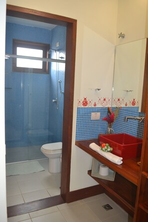 Dusj, toalettartikler (inkludert) og hårføner