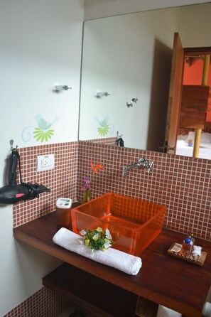 Dusj, toalettartikler (inkludert) og hårføner