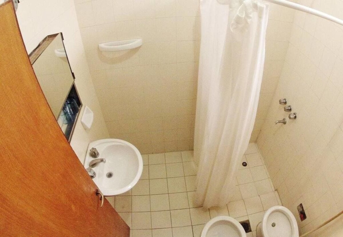 Ducha, secador de pelo y toallas