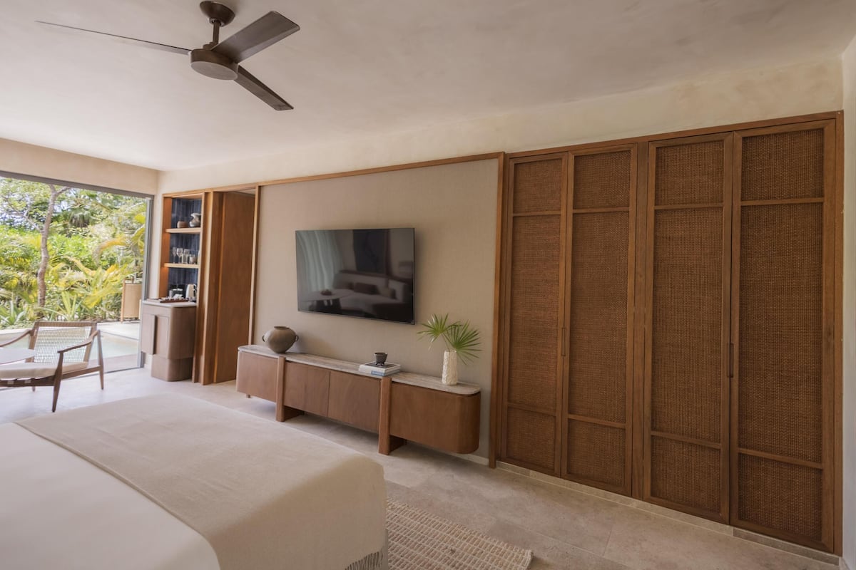 Suite, Accessible, Lagoon View (Skyview w/ Plunge Pool, Access Shwr) | Premium bedding, free minibar items, in-room safe, laptop workspace