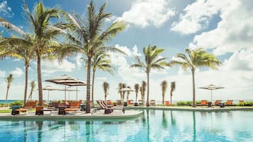 2 utendørsbassenger, bassengtelt (mot betaling) og bassengparasoller