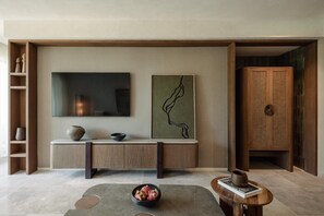 스위트, 장애인 지원, 석호 전망 (Skyview w/ Plunge Pool, Access Shwr) | 고급 침구, 무료 미니바 품목, 객실 내 금고, 노트북 작업 공간