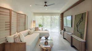 Een moderne woonkamer met een bank, salontafel en kunstwerk aan de muur.