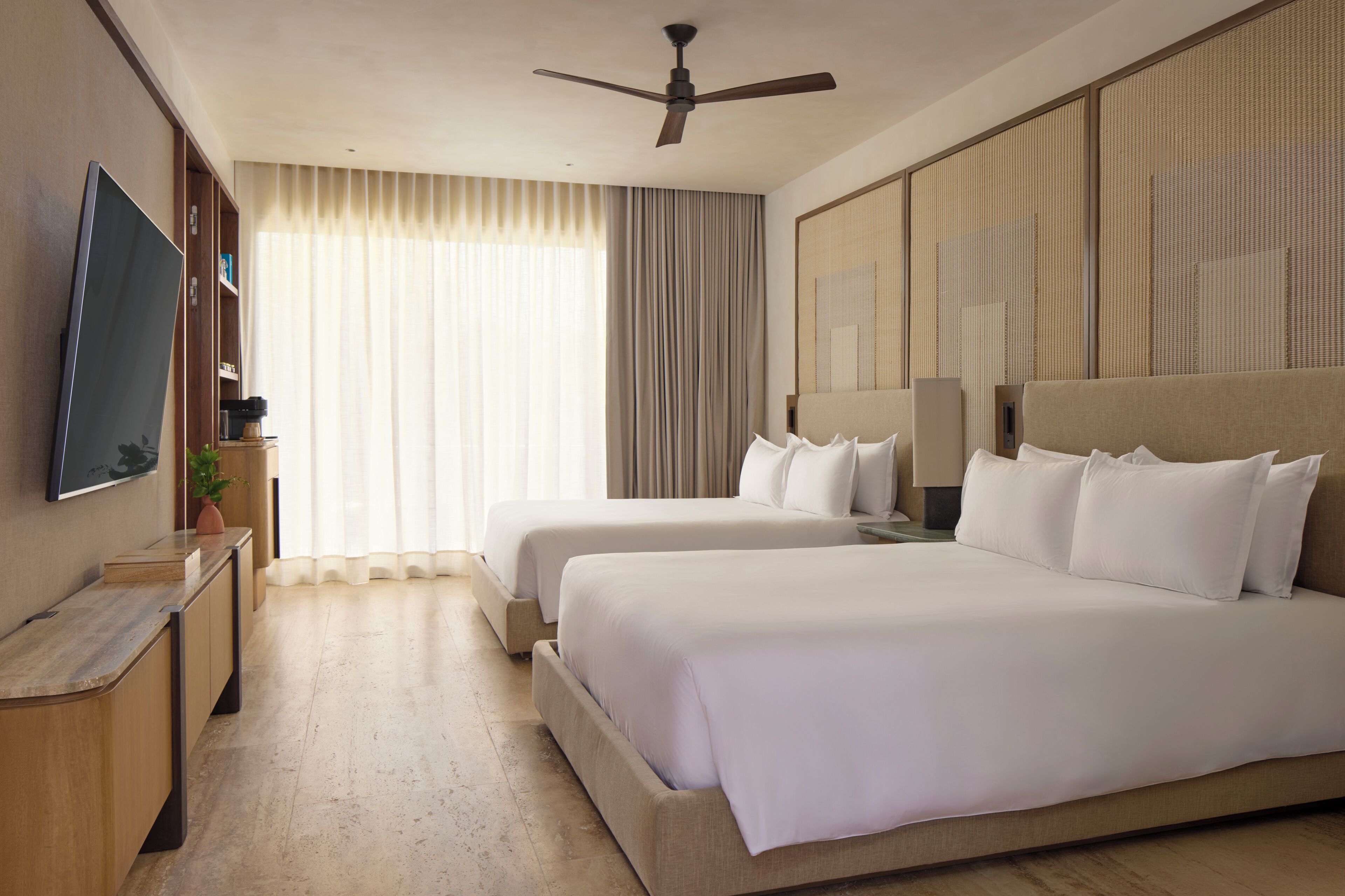 Kamer, 2 tweepersoonsbedden (Beach Area) | Luxe beddengoed, een minibar met enkele gratis items