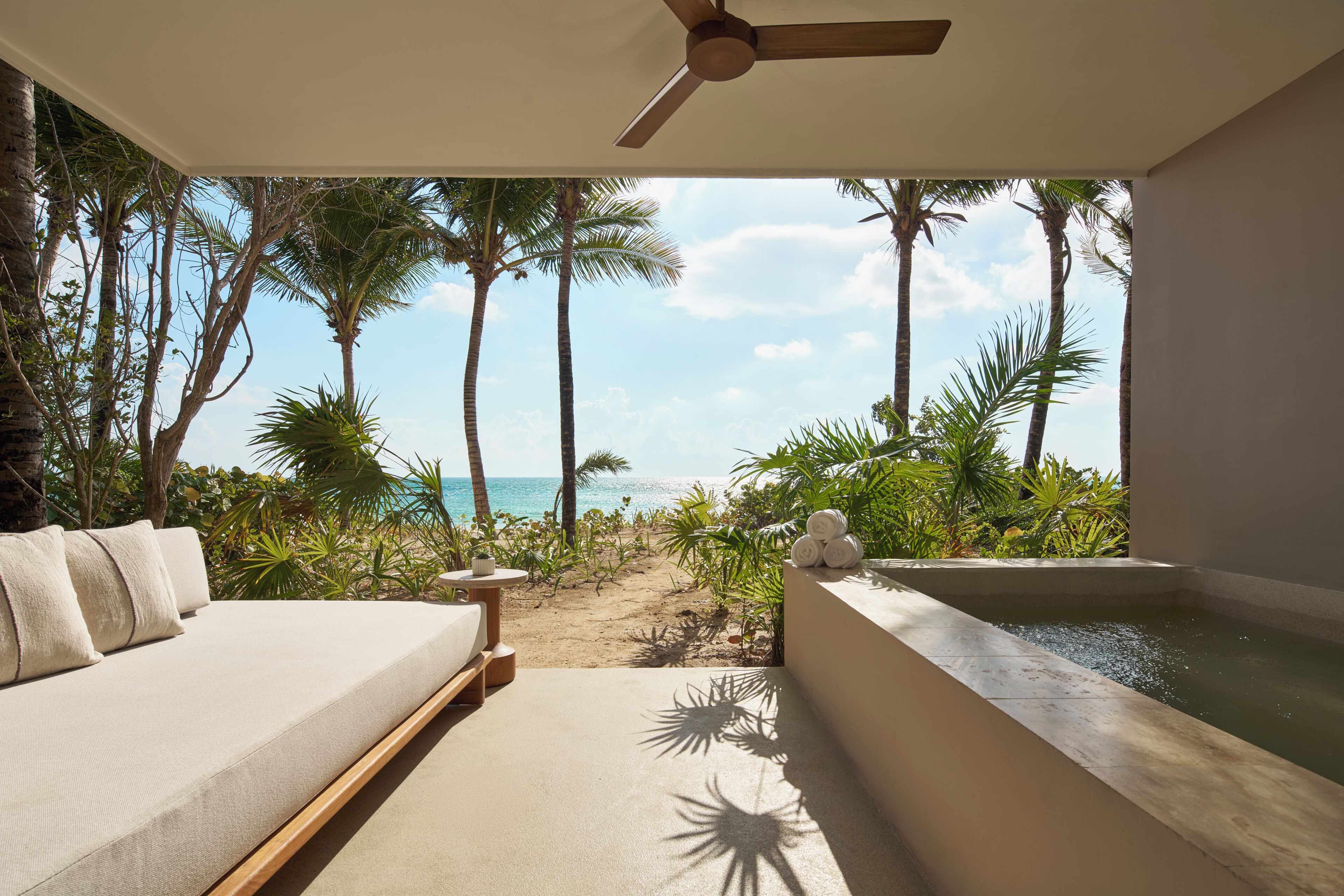 Signature studio, aan het strand (with Plunge Pool) | Luxe beddengoed, een minibar met enkele gratis items