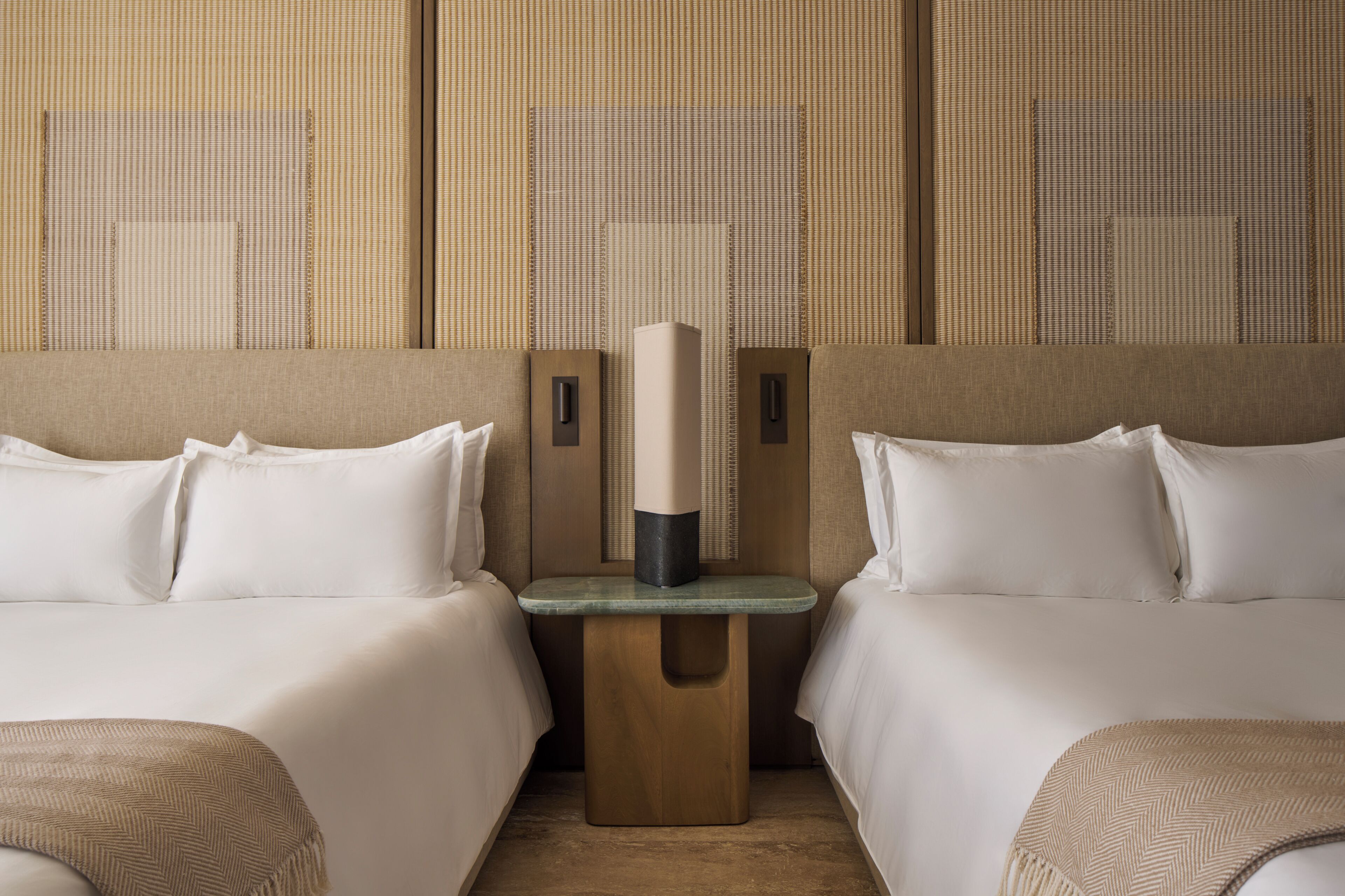 Kamer, 2 tweepersoonsbedden | Luxe beddengoed, een minibar met enkele gratis items