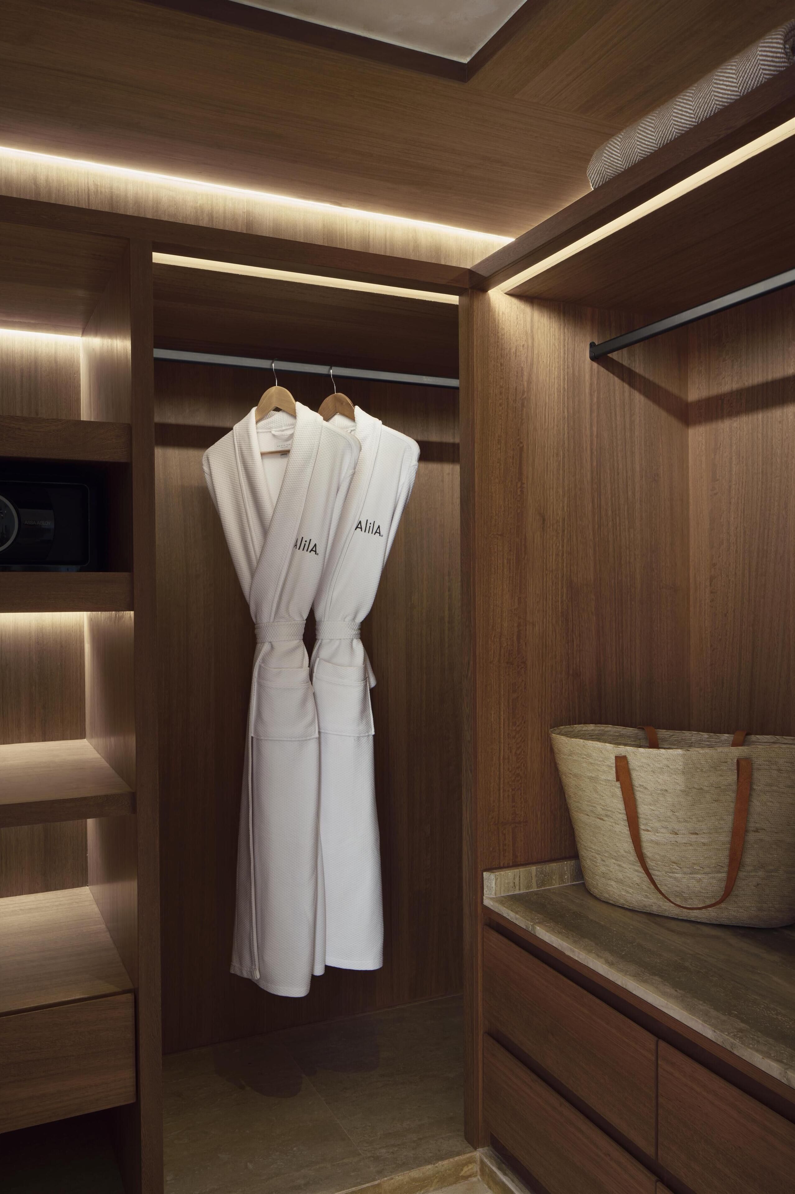 Ropa de cama de alta calidad y minibar (con algunos artículos gratuitos)