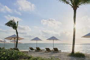 Bãi biển riêng, cát trắng, xe đưa đón đến bãi biển miễn phí 