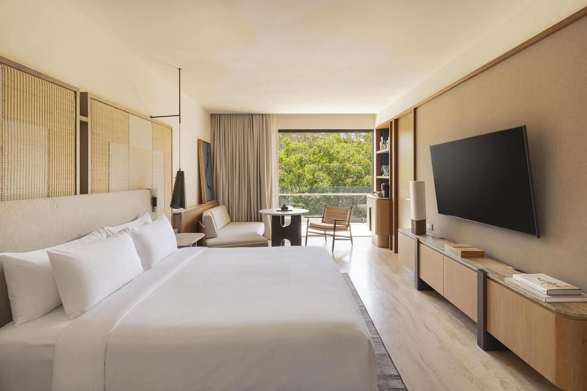 Room, 1 King Bed | Premium bedding, minibar (some free items), in-room safe