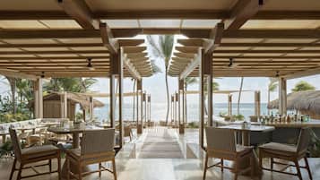 4 restaurantes; se sirven cenas