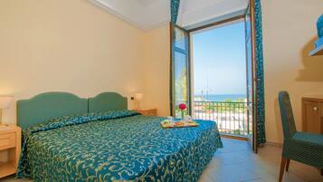 Doppia Comfort, balcone, vista mare | Una scrivania, culle/letti per bambini (a pagamento), Wi-Fi gratuito