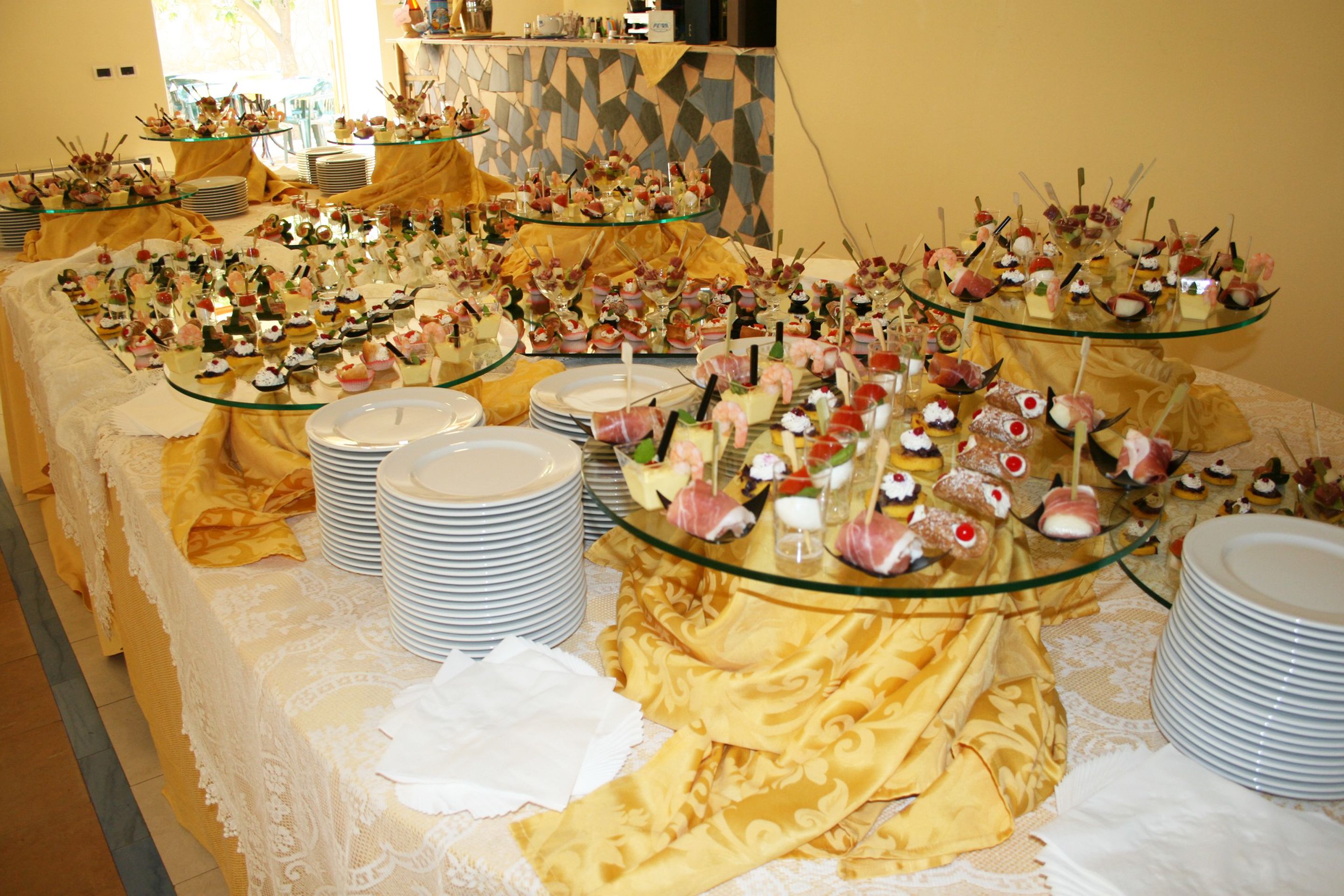 Un buffet proposant une variété de plats et de mets.