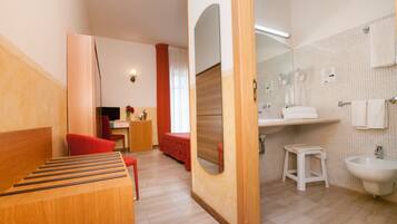 Schreibtisch, Babybetten, kostenloses WLAN