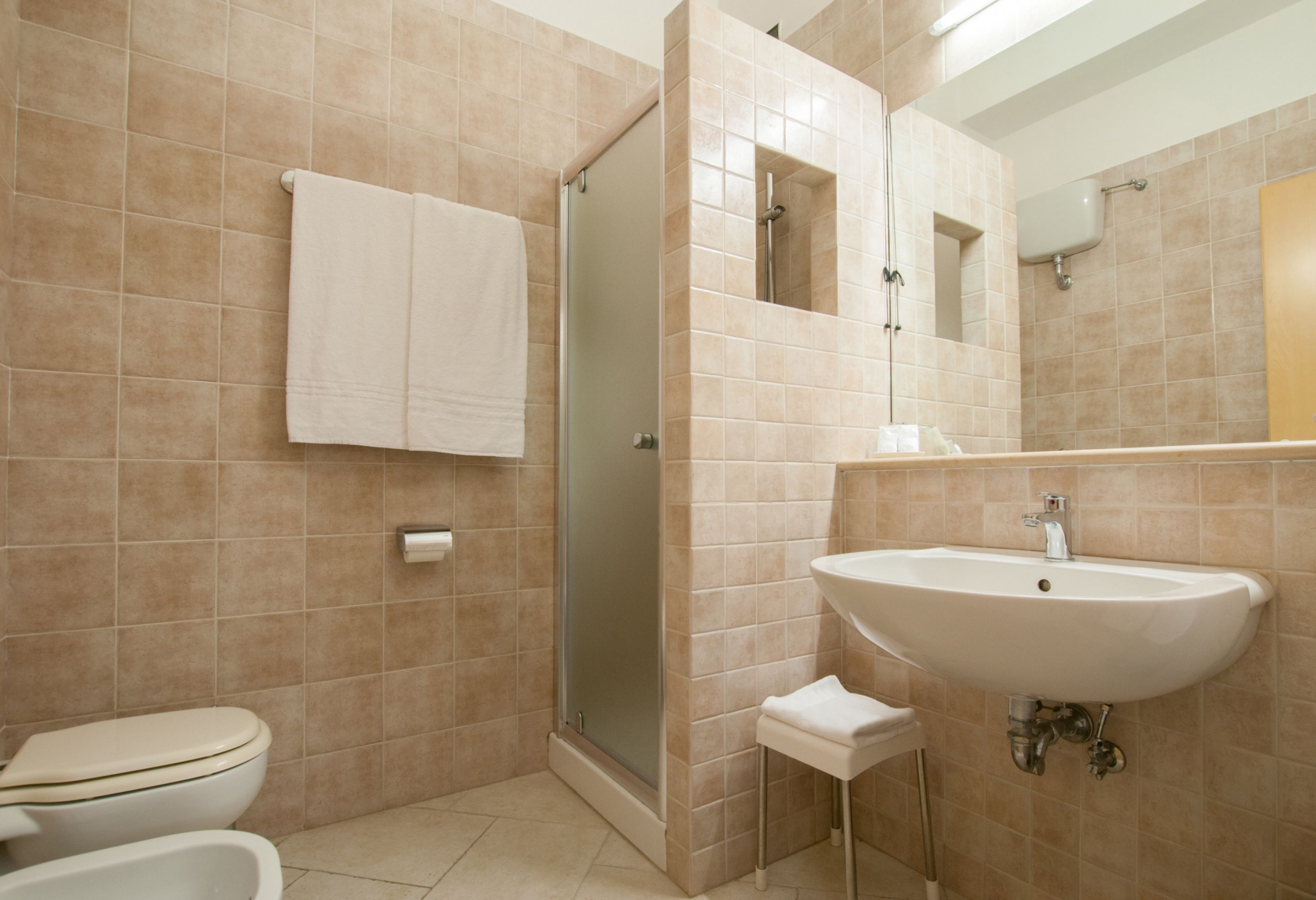 Kostenlose Toilettenartikel, Haartrockner, Handtücher