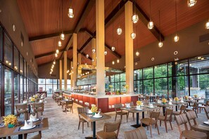 3 restaurantes; se sirve desayuno, almuerzo y cena