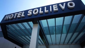 A modern hotel sign with the name "HOTEL SOLLIEVO". - Hotel Sollievo (Irati)