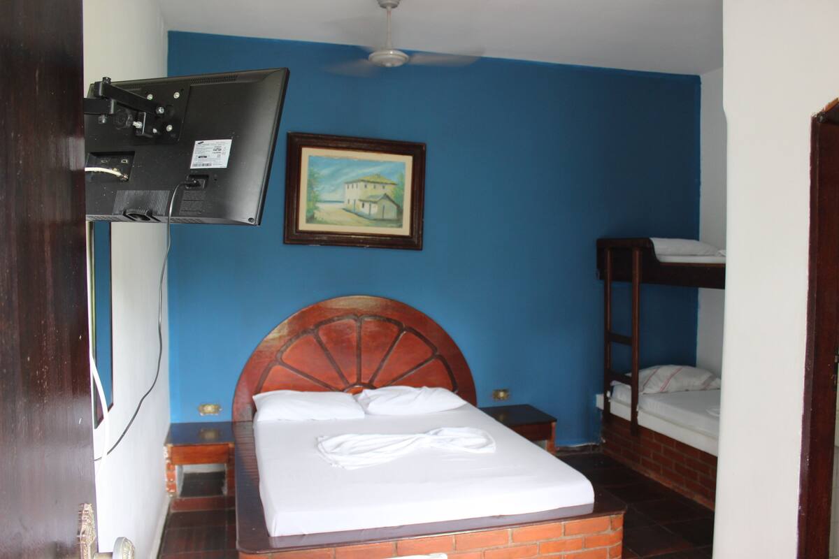 1 habitación, cunas, camas plegables/adicionales y wifi gratis 
