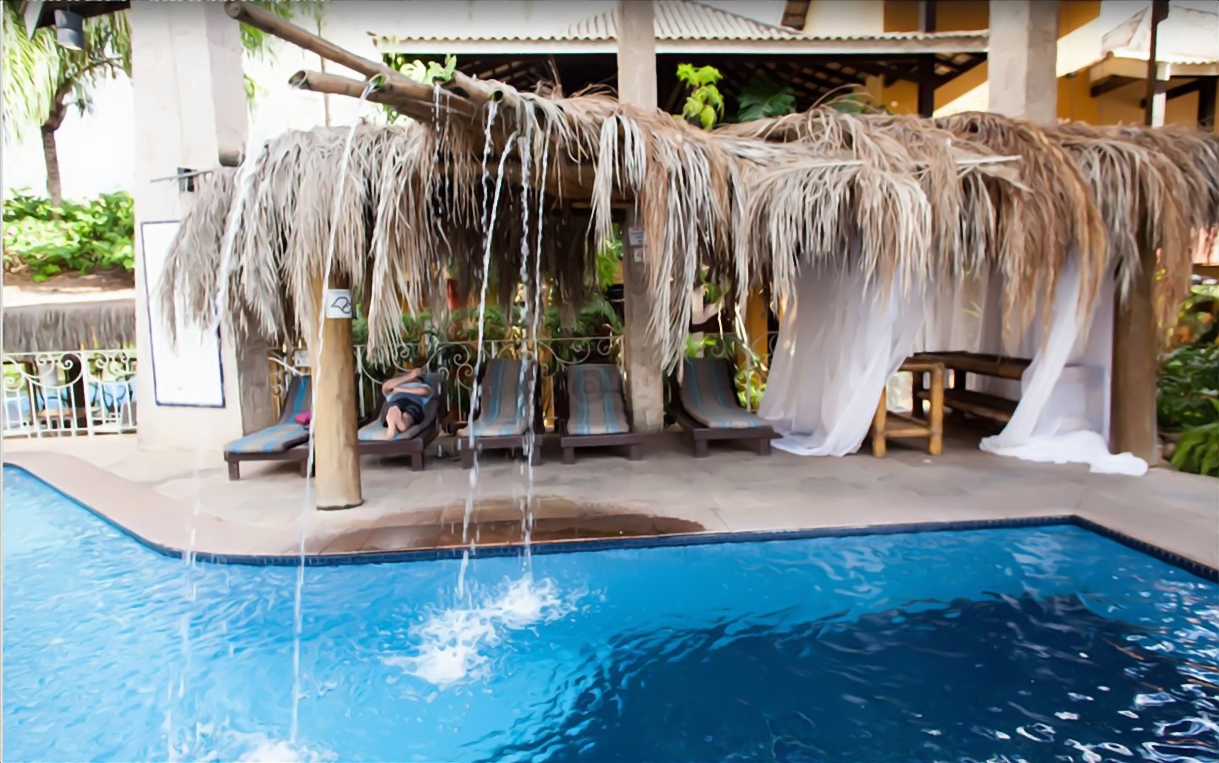 Outdoor pool, pool umbrellas, sun loungers