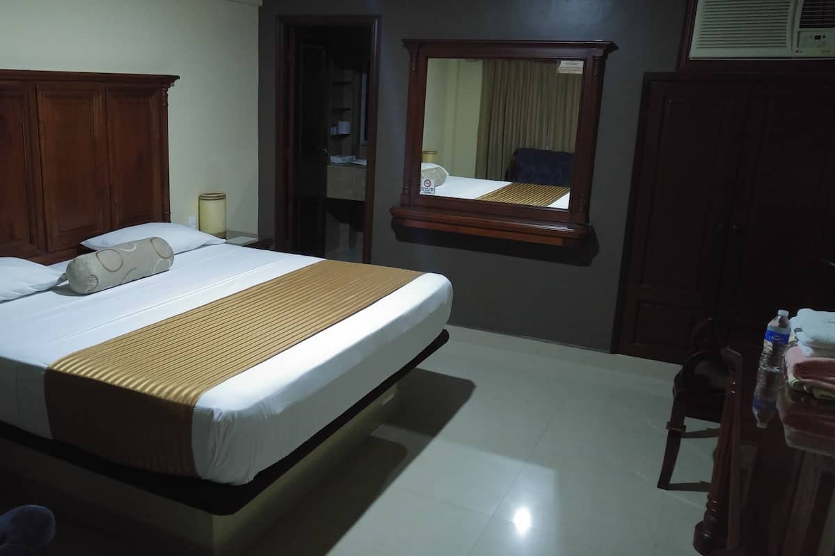 Double Room, 1 King Bed | In-room safe, iron/ironing board, WiFi (free), bed sheets