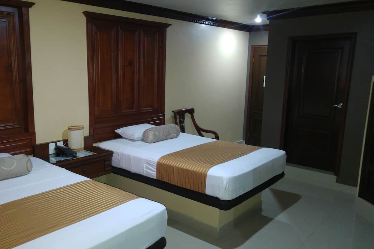 Double Room, 2 Double Beds | In-room safe, iron/ironing board, WiFi (free), bed sheets