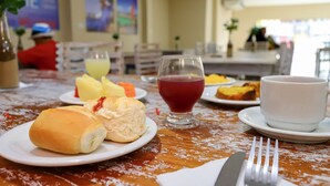 Free daily buffet breakfast - Pousada Flores do Mar (Ipojuca)