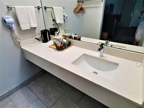 Skrivebord, strykejern/-brett, wi-fi (inkludert) og sengetøy