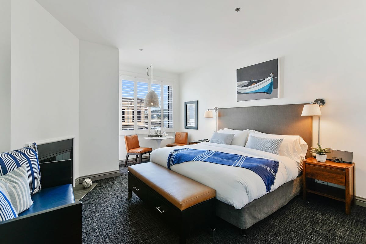 Eenvoudige kamer, 1 kingsize bed | Een bureau, een strijkplank/strijkijzer, gratis babybedden