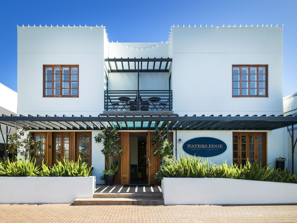 Waters Edge Hotel by null