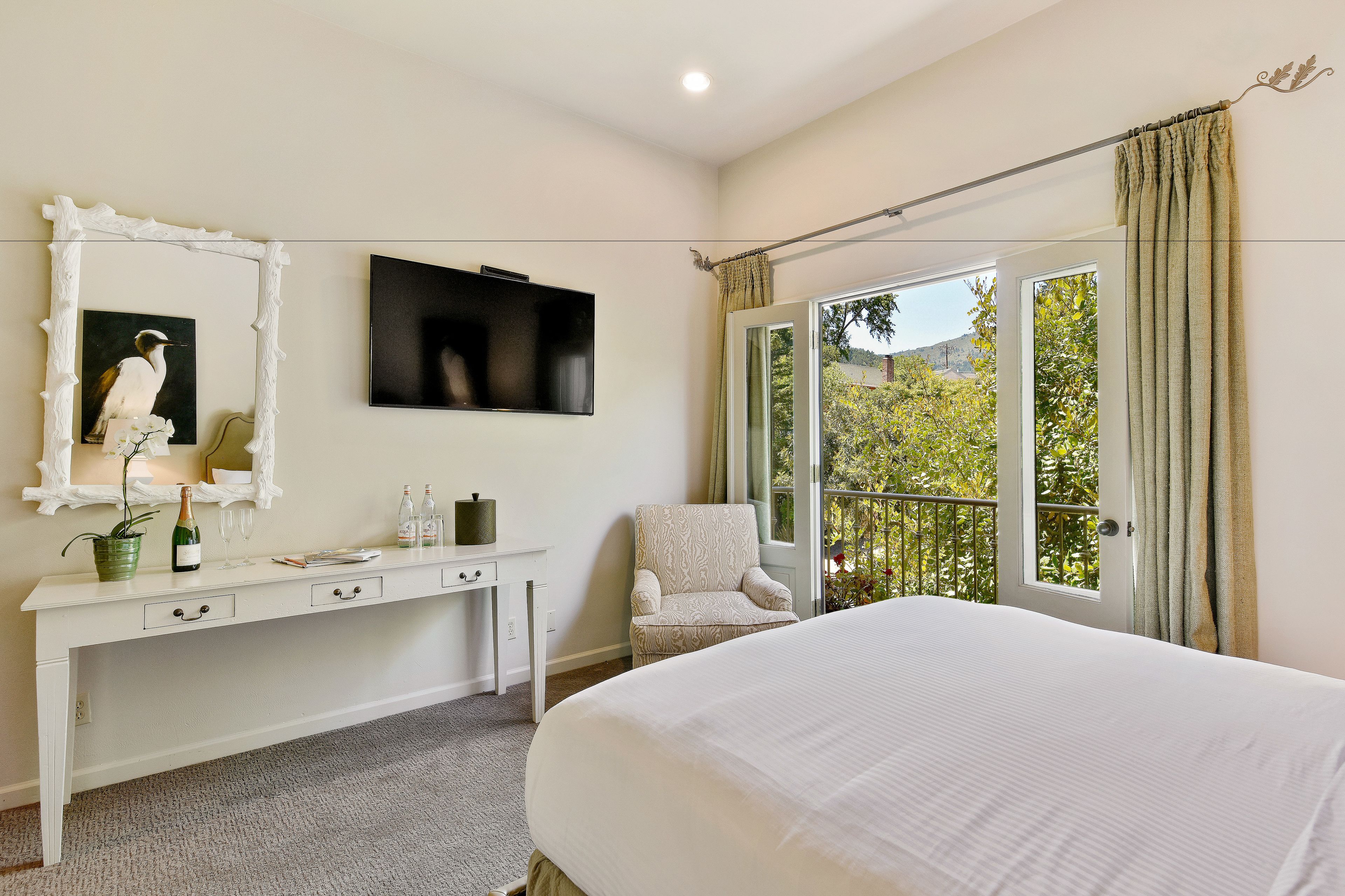 standard room, 1 queen bed | 1 bedroom, individually decorated, individually furnished