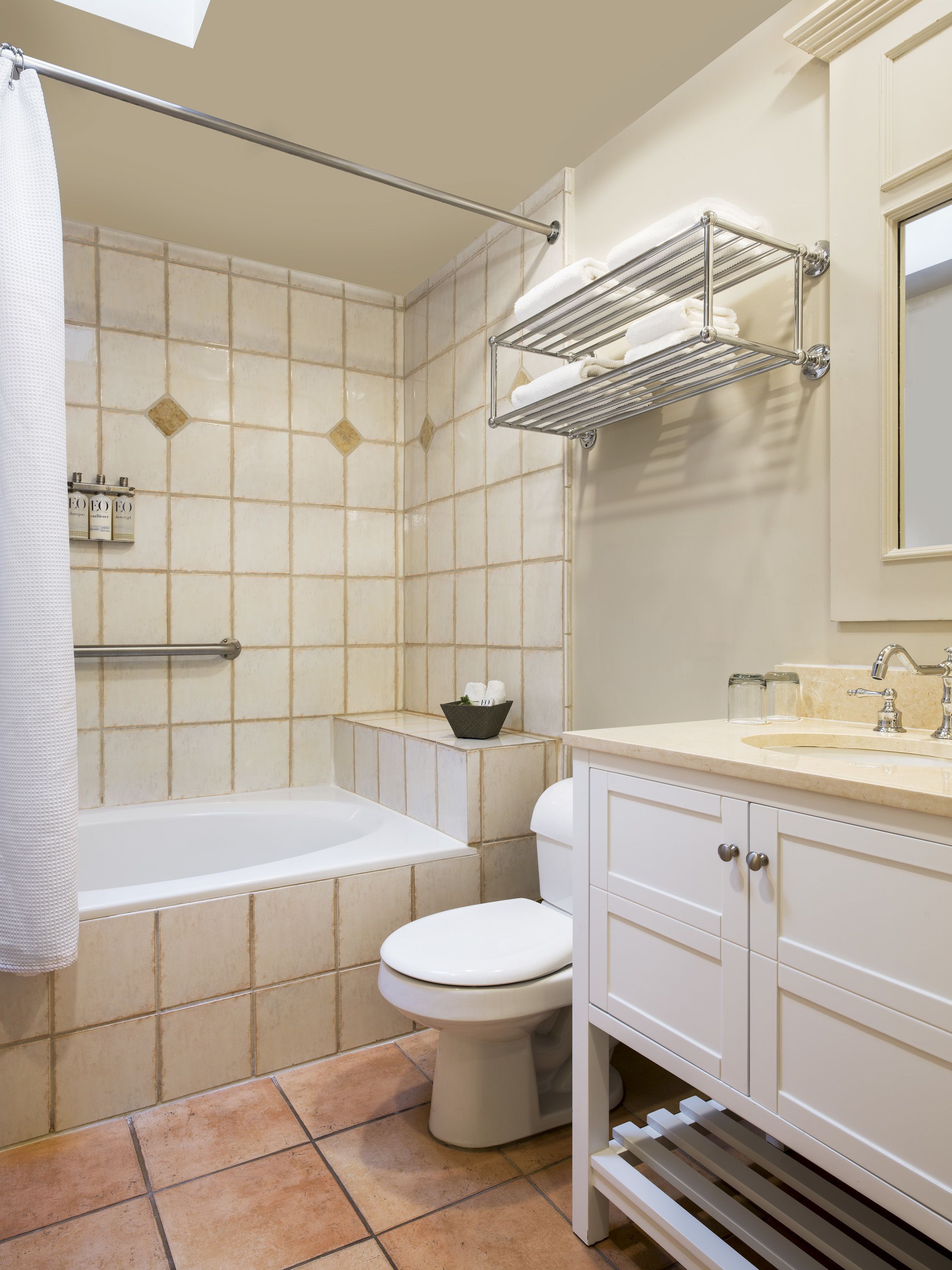 Een badkamer met een bad, toilet en wastafel.