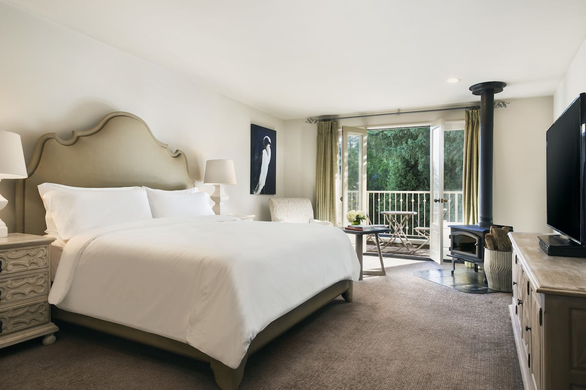 1 Queen Bed, Balcony | Individually decorated, individually furnished, iron/ironing board