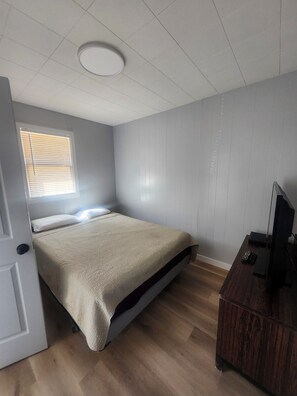 Economy Double Room, 2 Bedrooms, Kitchen | Individually furnished, desk, free WiFi, bed sheets - Hat Motel (Medicine Hat)