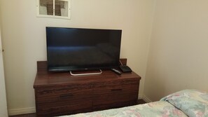Muebles diferentes, escritorio, wifi gratis y ropa de cama 