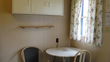 Economy tweepersoonskamer, 2 slaapkamers, roken, keuken | Dineren op de kamer