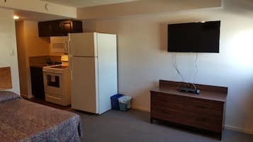 Economy Studio Suite, Kitchenette | Living area | 32-inch TV with cable channels